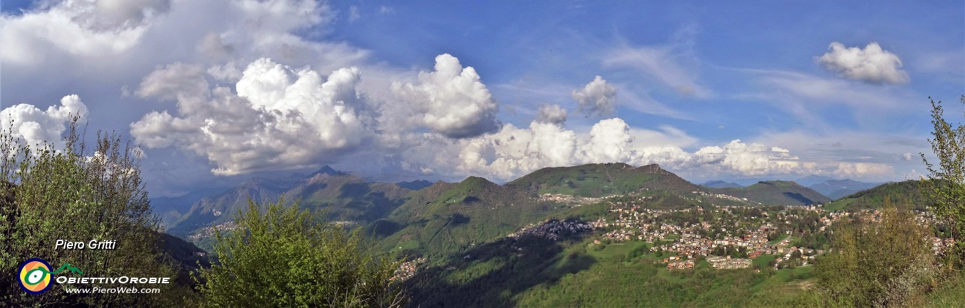 49 Dalle alture di Salmezza panorama verso Altopiano Selvino-Aviatico, Cornagera-Poieto, Suchello e Alben tra le nuvole.jpg